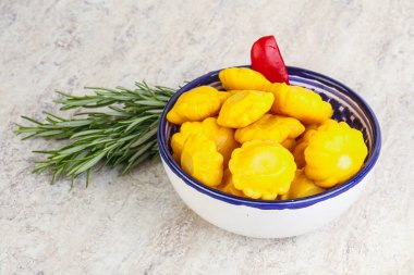 Turşulu sarı pastanın içinde doğal atıştırmalıklar.