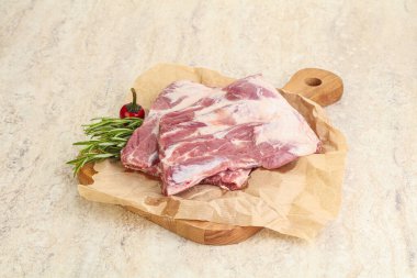 Güvertede pişirmek için çiğ domuz kaburgası.