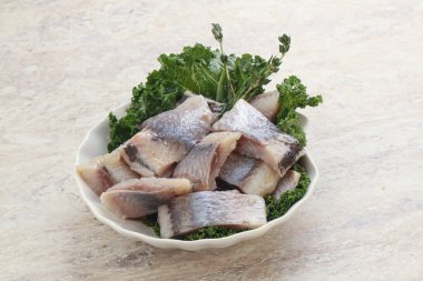 Kavanozda balık fileto dilimi var.