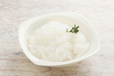 Kavanozda kaynamış Asyalı erişte.