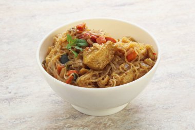 Körili tavuk ve sebzeli Wok Udon