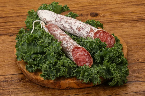 Saucisse Espagnole Fuet Avec Feuilles Salade Sur Fond Bois — Photo