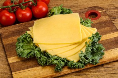 Dilimlenmiş Gauda peyniri.