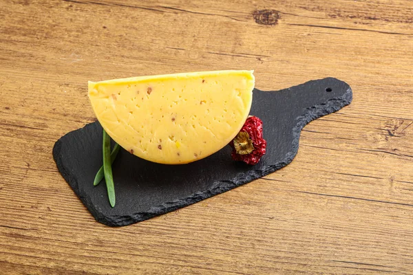 Cevizli sert peynir tuğlası.