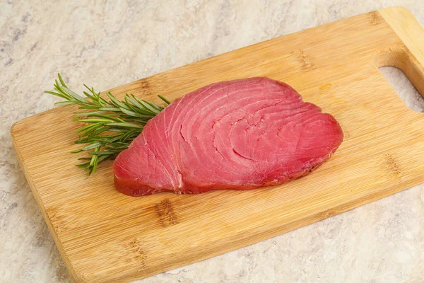 Bife Atum Cru Para Cozinhar Bordo Alecrim Servido — Fotografia de Stock