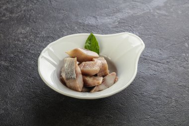 Atıştırmak için dilimlenmiş ringa filetosu kasede.