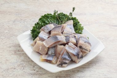 Kavanozda balık fileto dilimi var.