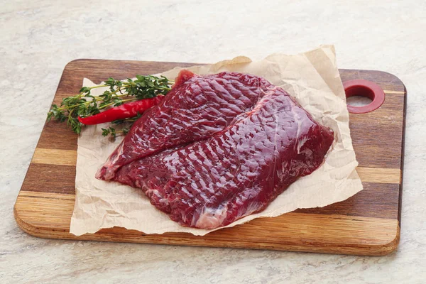 Izgara için çiğ pala bifteği kekik servis edilir.,