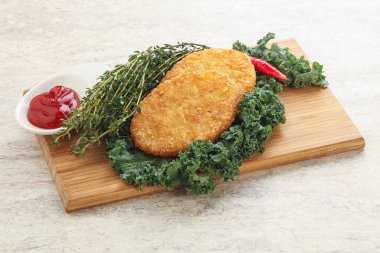 Kızarmış patates haşlanmış krep ve sos.