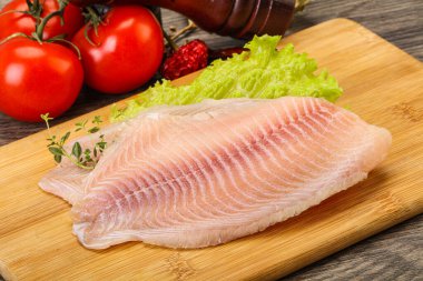 Pişirmek için çiğ tilapia balığı filetosu.