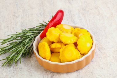 Turşulu sarı pastanın içinde doğal atıştırmalıklar.