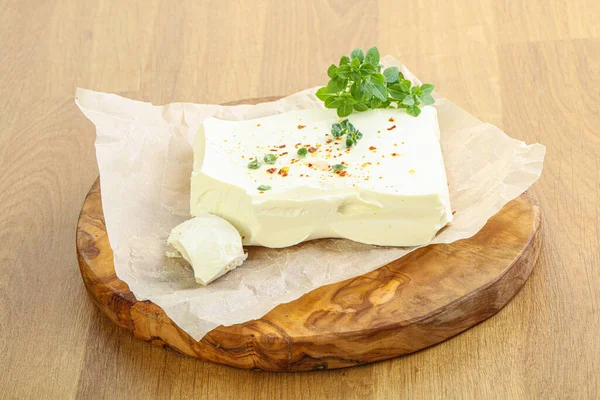 Queso Feta Griego Sobre Mesa Servido Hierbas — Foto de Stock