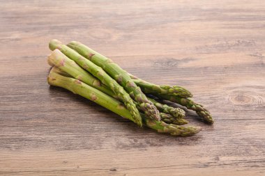 Çiğ, taze kuşkonmaz. Beslenme mutfağı için.