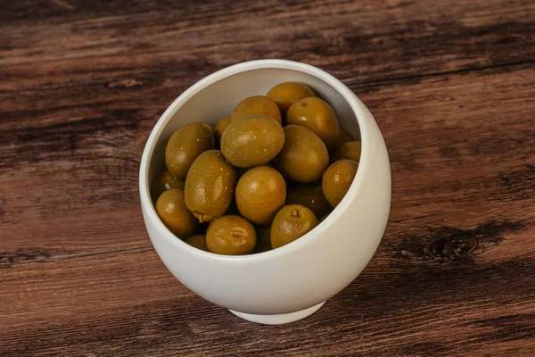 Kavanozda yeşil zeytin turşusu