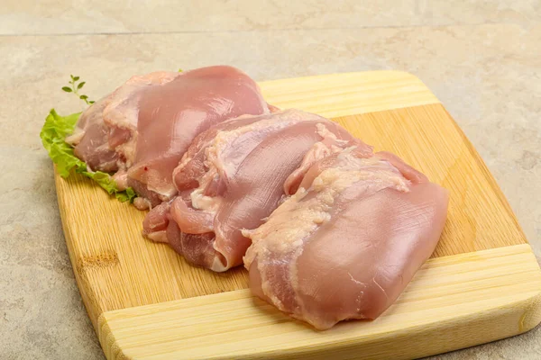 生の鶏骨なしと調理のためのスキンレスレッグ — ストック写真