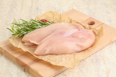 Güvertede pişirmek için çiğ tavuk göğsü filetosu.