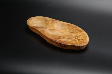 Mutfak için siyah arkaplan üzerine zeytin ağacı tahtası