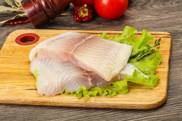 Pişirmek için çiğ pangasius fileto balığı.