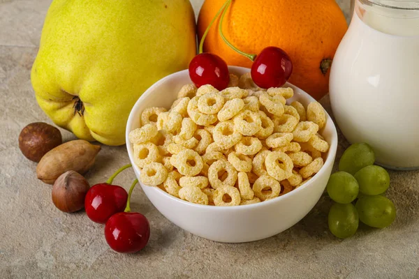 Frukost Med Majsringar Frukt Och Mjölk — Stockfoto