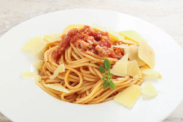 Italiaanse Pasta Spaghetti Bolognese Met Parmezaanse Kaas Basilicum Bladeren — Stockfoto