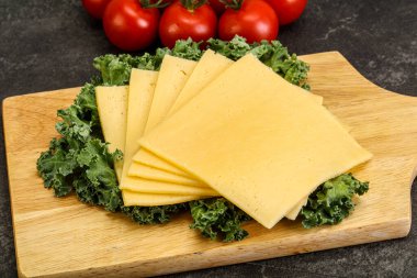 Dilimlenmiş Gauda peyniri.