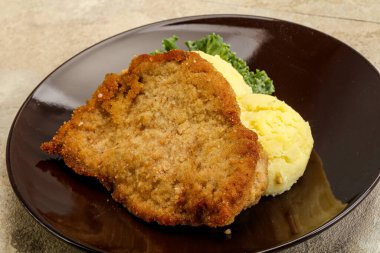 Kızarmış tavuk göğsü şnitzel ve patates püresi.
