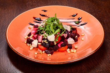 Pancar kökü ve peynirli salata. Sedir fıstığı.