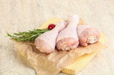 Pişirmek için üç tavuk budu budu.