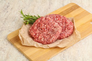 Izgara veya rosto için çiğ sığır burger pirzolası.