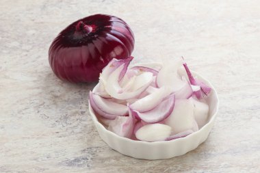 Pişirmek ya da atıştırmak için kasede dilimlenmiş kırmızı soğan