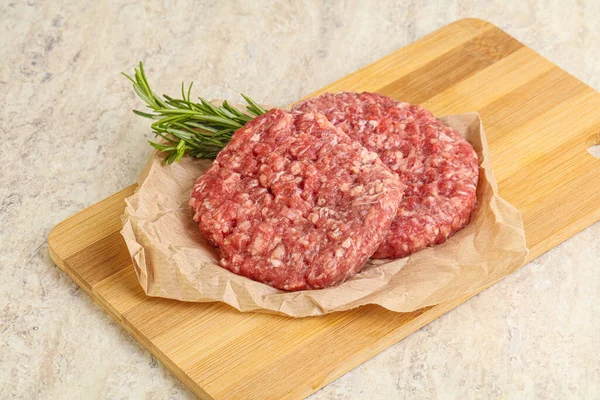 Izgara veya rosto için çiğ sığır burger pirzolası.