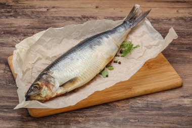 Biber ve baharatlı tuzlu ringa balığı.