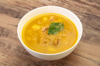 Füme et ve sebzeli bezelye çorbası.