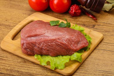 Pişirmek için çiğ et parçası.