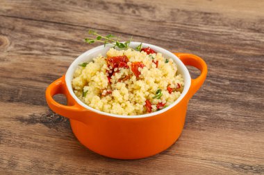 Vejetaryen yemeği - sebzeli kuskus ve maydanoz.