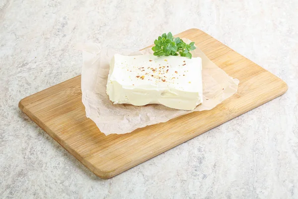 Griechischer Feta Käse Über Bord Serviert Kräuter — Stockfoto