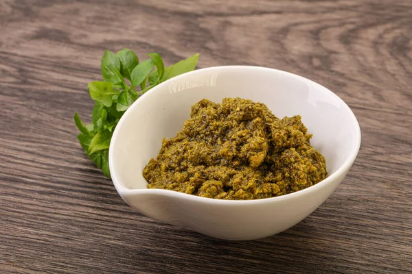 Fesleğen ve sedir fıstıklı yeşil sos sosu.