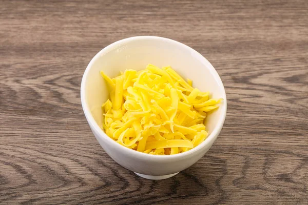 碗中切碎的黄色奶酪 用于烹调 — 图库照片