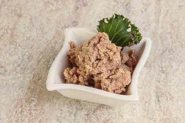 Karaciğer ezmesi aperatifi kasede.