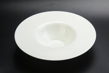 Siyah arkaplanda makarna için boş beyaz tabak
