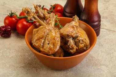 Tatlı ve baharatlı soslu tavşan yahnisi.