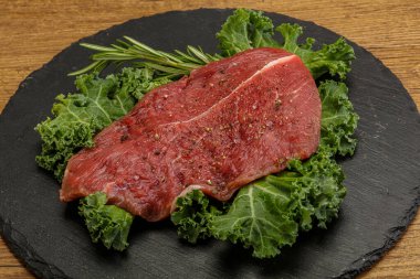 Baharatlı ızgara için çiğ biftek.