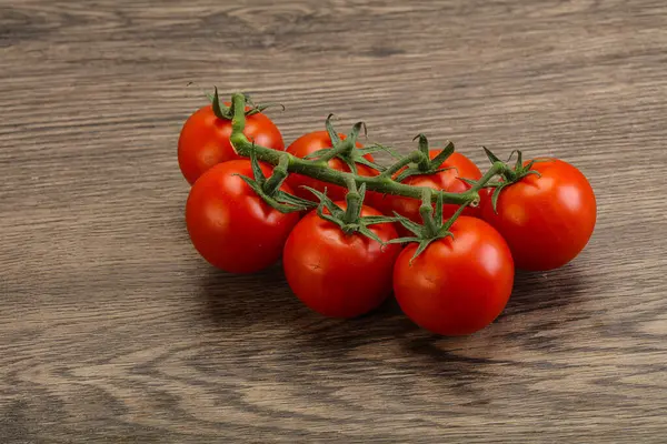 Taze olgun domates dalıyla izole edilmiş.