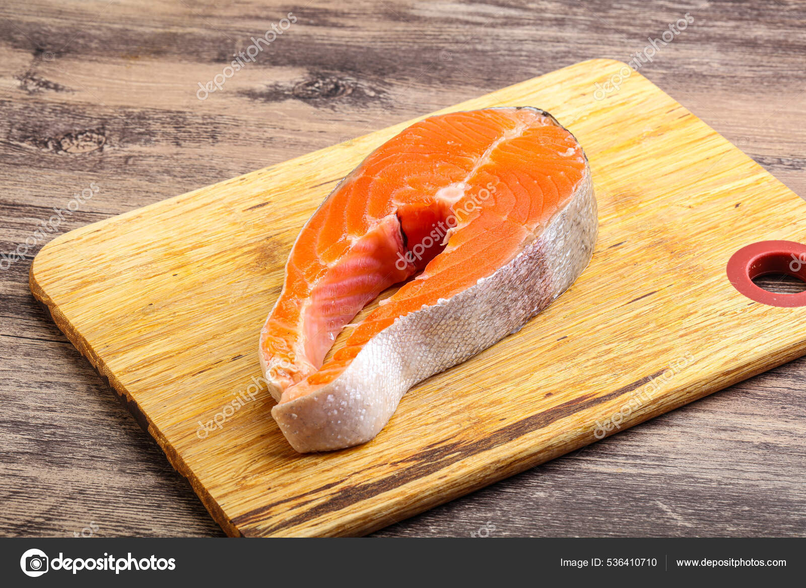 Filete Salmón Crudo Bordo Para Cocinar — Foto de stock #536410710 © AndreySt, image size:1600x1167