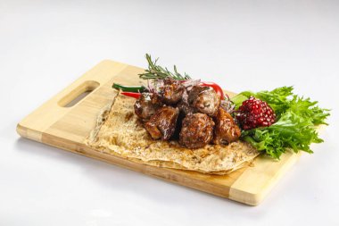 Izgara sığır kebabı ızgara Shashlik soğan servis etti.