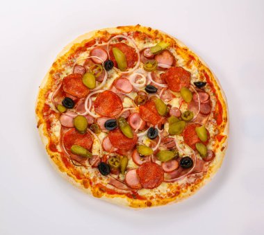 Sosis ve sebzeli İtalyan geleneksel pizzası.