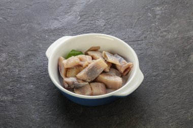 Atıştırmak için dilimlenmiş ringa filetosu kasede.