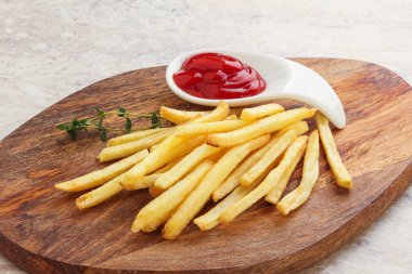 Kızarmış patates ve domates sosu.