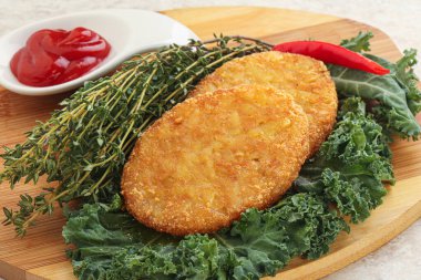 Kızarmış patates haşlanmış krep ve sos.