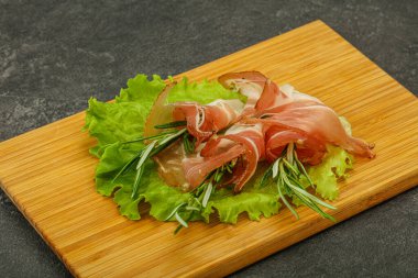 Biberiyeli dilimlenmiş domuz eti.